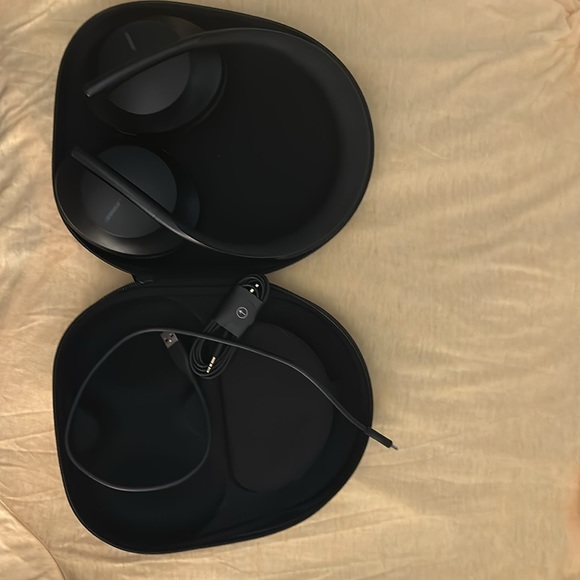 Bose Noise Cancelling 700 headphone. - Picture 9 of 9